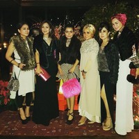 Glamour dengan bulu. Mayangsari dan Viona Rosalina serta anggota geng arisan Kepompong lainnya tampil total sesuai dress code memakai baju atau cape bulu pada penampilan mereka. Foto: Dok. Instagram KD, Instagram Viona Rosalina