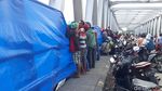Begini Proses Evakuasi 3 Truk yang Disebut Picu Jembatan Ambrol
