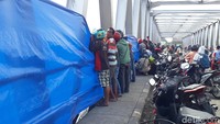 Pengguna jalan berhenti di jembatan baru, menyaksikan proses evakuasi. (Foto: Ainur Rofiq/detikcom)