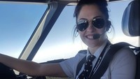 Seragam pilot yang ketat tidak bisa menyembunyikan otot kencang Emilie. (Foto: Instagram/pilotemilie)