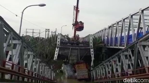 Ambrolnya Jembatan Widang dan Masalah Kelebihan Muatan 