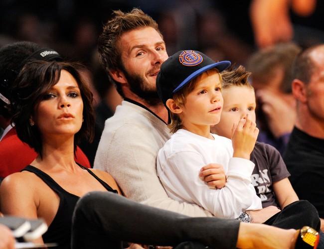 Menyaksikan pertandingan basket NBA atau sepakbola juga menjadi cara David dan Victoria Beckham mengisi waktu bersama anak-anak. Selalu ada waktu untuk anak-anak. Foto: Dok. Getty Images, Instagram Victoria Beckham