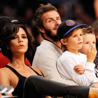 Menyaksikan pertandingan basket NBA atau sepakbola juga menjadi cara David dan Victoria Beckham mengisi waktu bersama anak-anak. Selalu ada waktu untuk anak-anak. Foto: Dok. Getty Images, Instagram Victoria Beckham