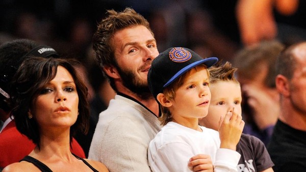 Foto: David Beckham dan istrinya, Victoria memang potret keluarga idaman. Mereka punya 4 anak yang keren-keren. Keluarga idaman ini diketahui sedang berlibur di Bali. (David Beckham/Instagram)