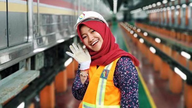 Tiara masinis perempuan MRT / 