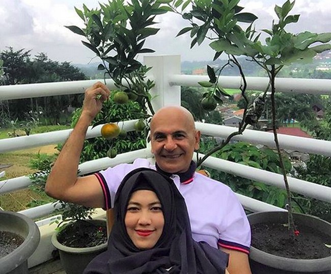 Pernikahan Mark Sungkar dan Fanny Bauty juga berakhir di meja hijau. Hubungan keduanya kandas setelah menikah selama 22 tahun. Fanny sendiri sebelumnya telah beberapa kali mengajukan gugatan cerai namun selalu kembali rujuk. Sampai akhirnya keduanya memutuskan untuk benar-benar berpisah pada tahun 2010. Kini keduanya sudah sama-sama kembali menikah dan memiliki pasangan masing-masing. Dalam foto ini Mark Sungkar tampak berpose dengan istri barunya, Santi Asoka Mala. Foto: Instagram/marksungkar