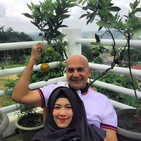 Pernikahan Mark Sungkar dan Fanny Bauty juga berakhir di meja hijau. Hubungan keduanya kandas setelah menikah selama 22 tahun. Fanny sendiri sebelumnya telah beberapa kali mengajukan gugatan cerai namun selalu kembali rujuk. Sampai akhirnya keduanya memutuskan untuk benar-benar berpisah pada tahun 2010. Kini keduanya sudah sama-sama kembali menikah dan memiliki pasangan masing-masing. Dalam foto ini Mark Sungkar tampak berpose dengan istri barunya, Santi Asoka Mala. Foto: Instagram/marksungkar