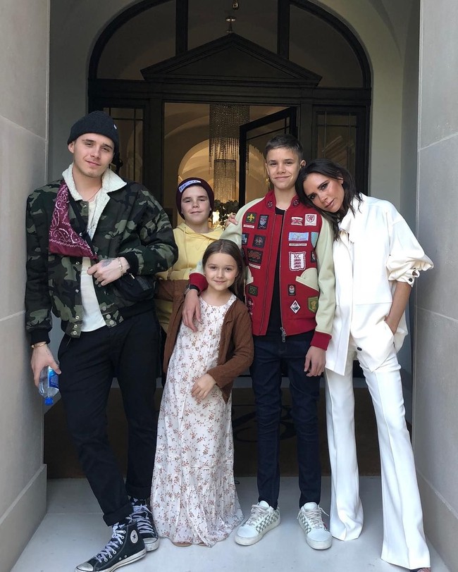 Dari pernikahannya dengan mantan pesepakbola David Beckham, Victoria Beckham dikaruniai tiga putra dan seorang putri. Si sulung Brooklyn, Romeo, Cruz, dan Harper. Ini mereka saat merayakan ulang tahun ke-44 ibunya. Foto: Dok. Getty Images, Instagram Victoria Beckham