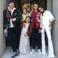 Dari pernikahannya dengan mantan pesepakbola David Beckham, Victoria Beckham dikaruniai tiga putra dan seorang putri. Si sulung Brooklyn, Romeo, Cruz, dan Harper. Ini mereka saat merayakan ulang tahun ke-44 ibunya. Foto: Dok. Getty Images, Instagram Victoria Beckham