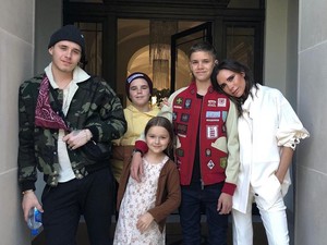 Seru-seruan ala Keluarga Beckham, Potong Rambut hingga Bikin Tie-Dye
