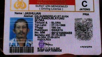 Saat pria ini lahir, mungkin orangtuanya sedang kehujanan jadi butuh jas hujan. (Foto: Internet)