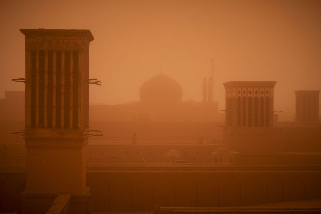 A sandstorm approaches in Yazd, Iran April 16, 2018 in this image obtained from social media. Picture taken April 16, 2018. Matthias Schmidt via REUTERS ATTENTION EDITORS - THIS IMAGE WAS PROVIDED BY A THIRD PARTY. NO RESALES. NO ARCHIVES. MANDATORY CREDIT: MATTHIAS SCHMIDT     TPX IMAGES OF THE DAY