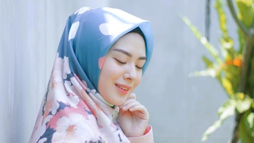 Ayana Moon mengenakan hijab organik asal Indonesia. Foto: Instagram/zayanahijab Ayana Moon mengenakan hijab organik asal Indonesia. Foto: Instagram/zayanahijab