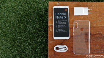 Selain ponselnya, ada kabel microUSB dan kepala charger serta casing transparan sebagai pelindung. Foto: Muhammad Ridho