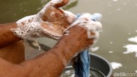 Mulai dari mencuci baju hingga parabot rumah dilakukan di sungai tersebut.