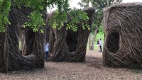 Karya tidak biasa ini bernama Yippee Ki Yay Stickwork. Karya seni ini bisa ditemukan di Pease Park, Austin, Texas (creativelogicmnnydc/Instagram)