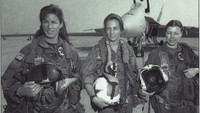 Shults (paling kiri) juga menjadi salah satu jajaran pilot jet tempur wanita pertama di Angkatan Laut AS. Shults menjadi wanita pertama yang menerbangkan jet tempur F/A-18 Hornet di korps Angkatan Laut AS. Foto: Navy/All Hands Magazine via heavy.com