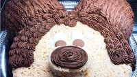 Ini bukan blackforest atau chiffon cake, lho. Tapi ini rice crispy cookie yang dibuat seperti wajah Mickey Mouse. Foto: Istimewa