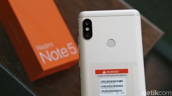 Dual camera yang berada di punggung ponsel ini punya lensa 12 megapixel dan 5 megapixel dengan diafragma 1,4 micron pixel. Sedangkan kamera depan 13 megapixel yang didukung LED selfie-light dan beautify 4.0. Foto: Muhammad Ridho