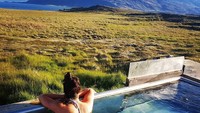 Tidak hanya menikmati keindahan tanah kelahirannya, dia juga berkunjung ke negara lain. Ini fotonya saat berenang di kolam outdoor di Hella, Islandia. (pilotemilie/Instagram)