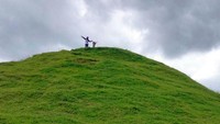 Dikutip dari situs kemendikbud, Candi Abang Sleman berada di Padukuhan Blambangan, Kalurahan Jogotirto, Kapanewon Berbah, Kabupaten Sleman, Yogyakarta. Situs Candi Abang merupakan Bangunan Cagar Budaya yang telah di tetapkan oleh Bupati Kabupaten Sleman dengan nomor: 14.7/Kep.KDH/A/2017 pada tanggal 6 Februari 2017. (rina triha/detikcom)