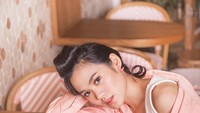 Musisi bernama asli Sheryl Sheinafia Tjokro ini ternyata doyan es krim. Manis banget ya gaya makannya. Roti panggang bertopping beberapa sekop es krim aja kalah manis. Foto: Instagram @sherylsheinafia