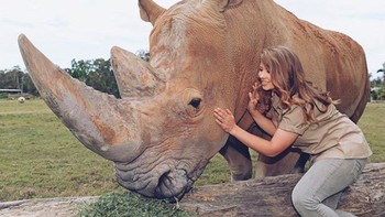 Hewan besar seperti badak pun diakrabinya. Foto: Instagram