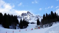 Dengan pemandangan gugusan Pegunungan Alpen yang menjulang, mau secapek apapun saat main ski akan berganti dengan rasa takjub. Masya Allah cantiknya. (Wahyu/detikTravel)