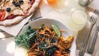 Kalau mau makanan berat, bisa pilih pizza atau pad thai. Kafe ini juga menyajikan menu khusus untuk vegetarian. Foto: instagram @thebutchersdaugter