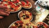 Restoran bernama Pinocchio di Disneyland Shanghai punya kreasi pizza dengan bentuk Mickey. Duh, lucu banget ya! Foto: Istimewa