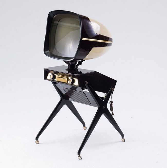 TV dengan kaki-kaki unik ini dirancang oleh Philippe Charbonneaux, desainer industrial asal Prancis. Diproduksi pada 1957. Foto: Dok. Gizmodo