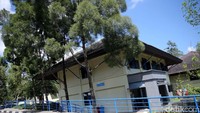 Untuk menuju balai rehabilitasi yang luasnya sekitar 11 hektare itu, pengunjung mesti melewati Pusat Pendidikan dan Latihan BNN, gedung K-9, Rumah Damping, serta Pusat Laboratorium Narkotika BNN. Pengunjung harus melintasi pos gerbang utama, yang dilengkapi mesin sinar-X. Semua pengunjung mesti mengenakan kartu ID khusus yang ditukar sementara dengan KTP atau tanda pengenal lainnya.