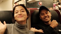Putri Marino dan Chicco Jerikho tengah bertolak ke Inggris. Keduanya mengabadikan momen saat berada di perjalanan di atas pesawat. (Instagram Chicco Jerikho)
