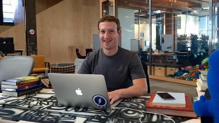 Zuckerberg di meja kerjanya. Foto: therichest Zuckerberg di meja kerjanya. Foto: therichest