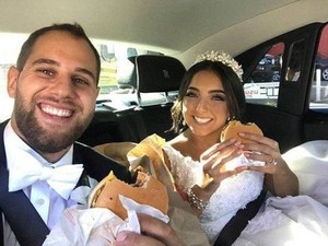 Nyam! Pasangan Ini Bagikan Ratusan Cheeseburger di Pesta Pernikahannya