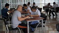 Para residen tengah makan siang.