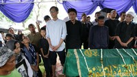 Jenazah Deddy Sutomo tiba di TPU Tanah Kusir, Jakarta Selatan pada siang ini, Rabu (18/4). Pool/Palevi S/detikFoto.
