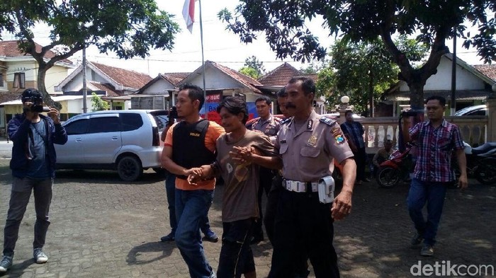 Pembacok Tetangga di Jember Dibawa ke Psikiater
