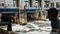 Terlihat juga beberapa warga tengah asyik memancing di dekat pintu air Weir 3 Marunda. Mereka kebanyakan memancing menggunakan jala.