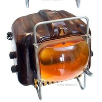 TV Sonora Sphinx produksi Prancis pada 1949. Saking jadulnya, TV yang terbuat dari aluminum ini layarnya sudah kuning kecokelatan. Foto: Dok. Gizmodo