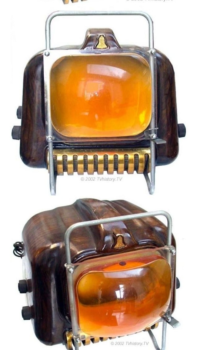 TV Sonora Sphinx produksi Prancis pada 1949. Saking jadulnya, TV yang terbuat dari aluminum ini layarnya sudah kuning kecokelatan. Foto: Dok. Gizmodo