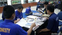 Mereka juga mengikuti berbagai pelatihan vokasional.