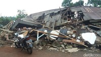 Gempa ini juga menyebabkan bangunan SMPN 2 Kalibening Banjarnegara rusak. Ratusan rumah warga juga dilaporkan mengalami kerusakan. (Foto: Uje Hartono/detikcom)
