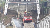 Kepala truk dipotong. Tampak sejumlah pekerja memasang tali sebelum kepala truk diangkat dengan menggunakan crane. (Foto: Ainur Rofiq/detikcom)