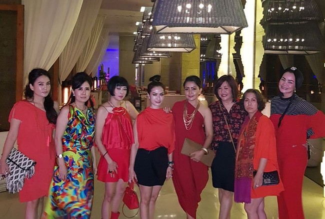 Masih dalam rangka liburan di Bali, geng Kepompong tampil glamour dengan busana berwarna merah. Foto: Dok. Instagram KD, Instagram Viona Rosalina
