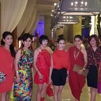 Masih dalam rangka liburan di Bali, geng Kepompong tampil glamour dengan busana berwarna merah. Foto: Dok. Instagram KD, Instagram Viona Rosalina