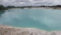 Danau Kaolin kini menjadi tempat wisata populer di Belitung. Banyak wisatawan pergi ke sana di akhir pekan (titryfrilyani/dTraveler)
