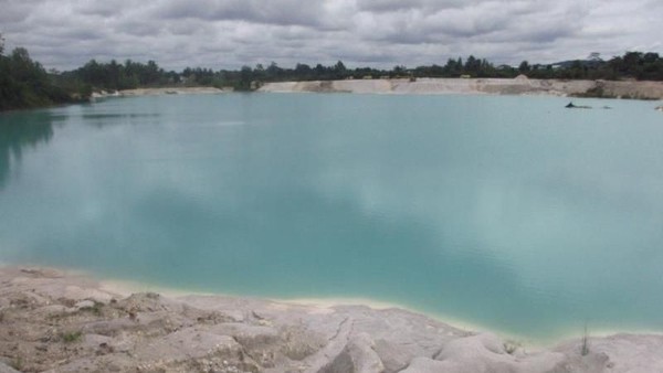 Danau Kaolin kini menjadi tempat wisata populer di Belitung. Banyak wisatawan pergi ke sana di akhir pekan (titryfrilyani/dTraveler) Danau Kaolin kini menjadi tempat wisata populer di Belitung. Banyak wisatawan pergi ke sana di akhir pekan (titryfrilyani/dTraveler)