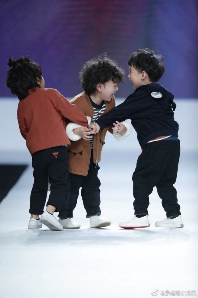 Insiden terjadi ketika Zhang Yaoyang berpapasan dan bertabrakan dengan dua model cilik lainnya yang sedang berjalan sambil bergandengan tangan. Foto: Dok. Shanghaiist