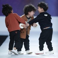 Insiden terjadi ketika Zhang Yaoyang berpapasan dan bertabrakan dengan dua model cilik lainnya yang sedang berjalan sambil bergandengan tangan. Foto: Dok. Shanghaiist